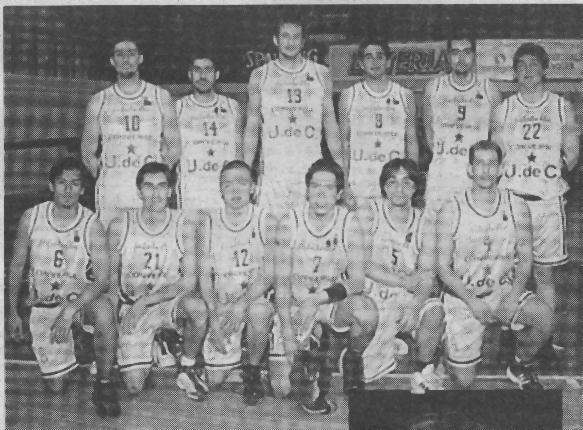 (FOTO DEL PLANTEL UDEC LIGA REGIONAL DE B&Aacute;SQUETBOL VARONES 2002 (B/N)